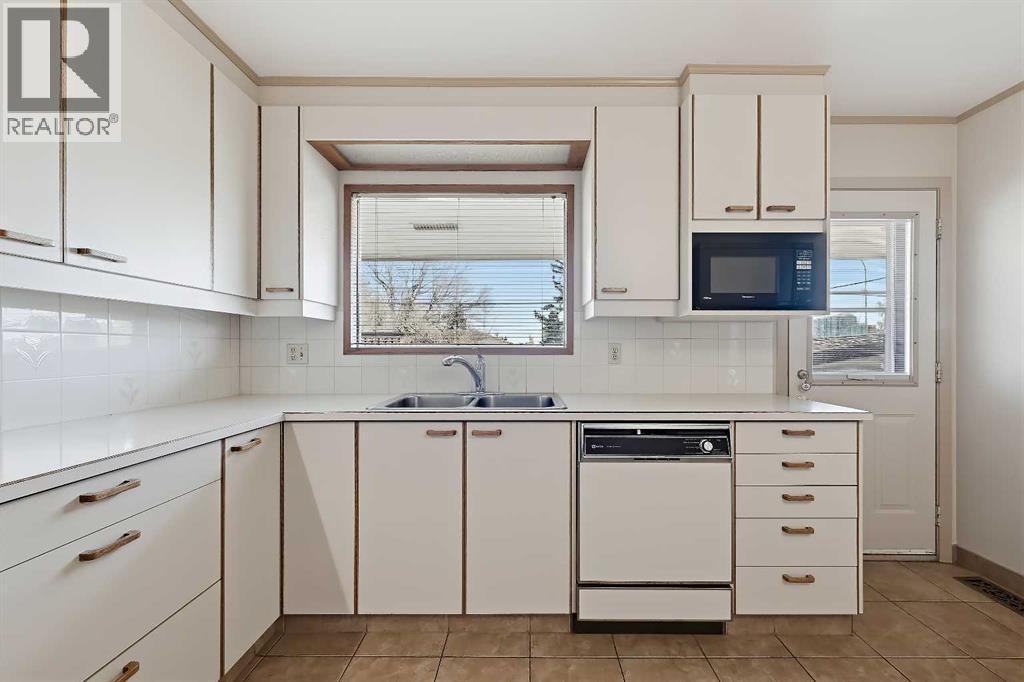 8252 7 Street SW, Calgary — photo 4
