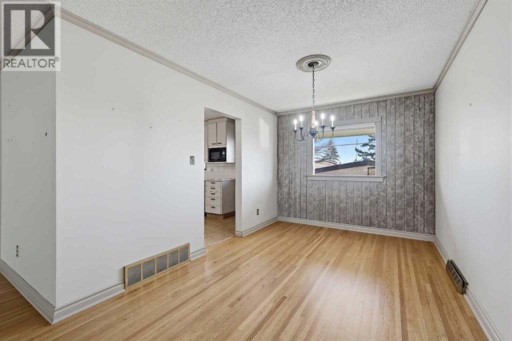 8252 7 Street SW, Calgary — photo 10
