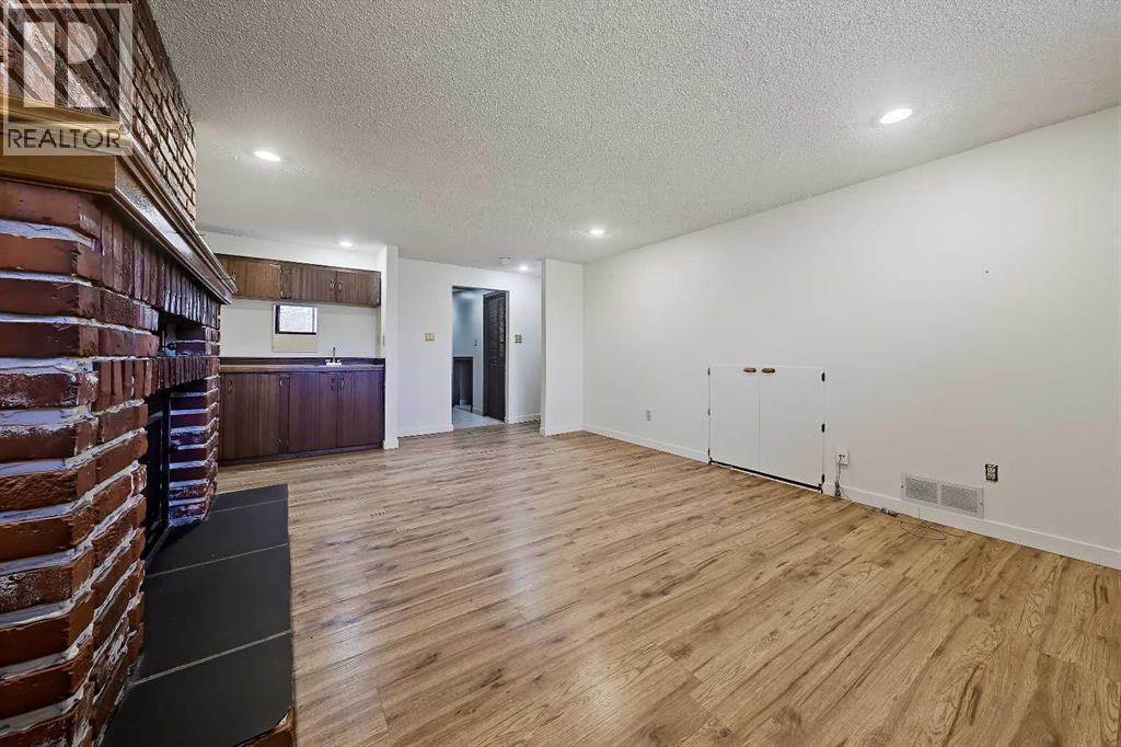 8252 7 Street SW, Calgary — photo 30