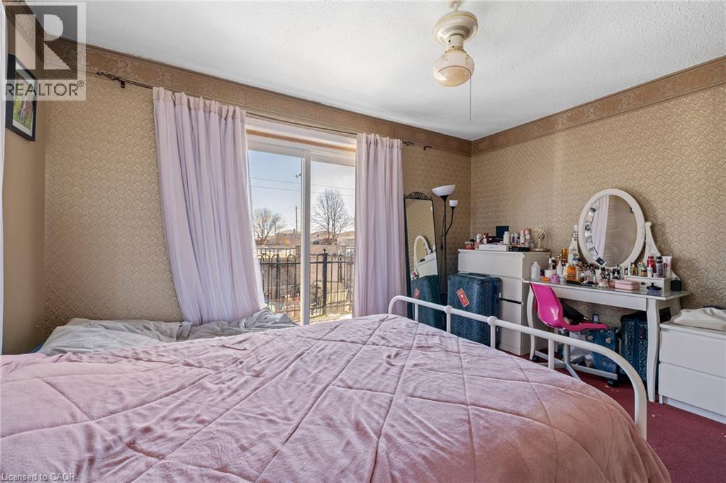 490 QUEEN VICTORIA Drive - 23
