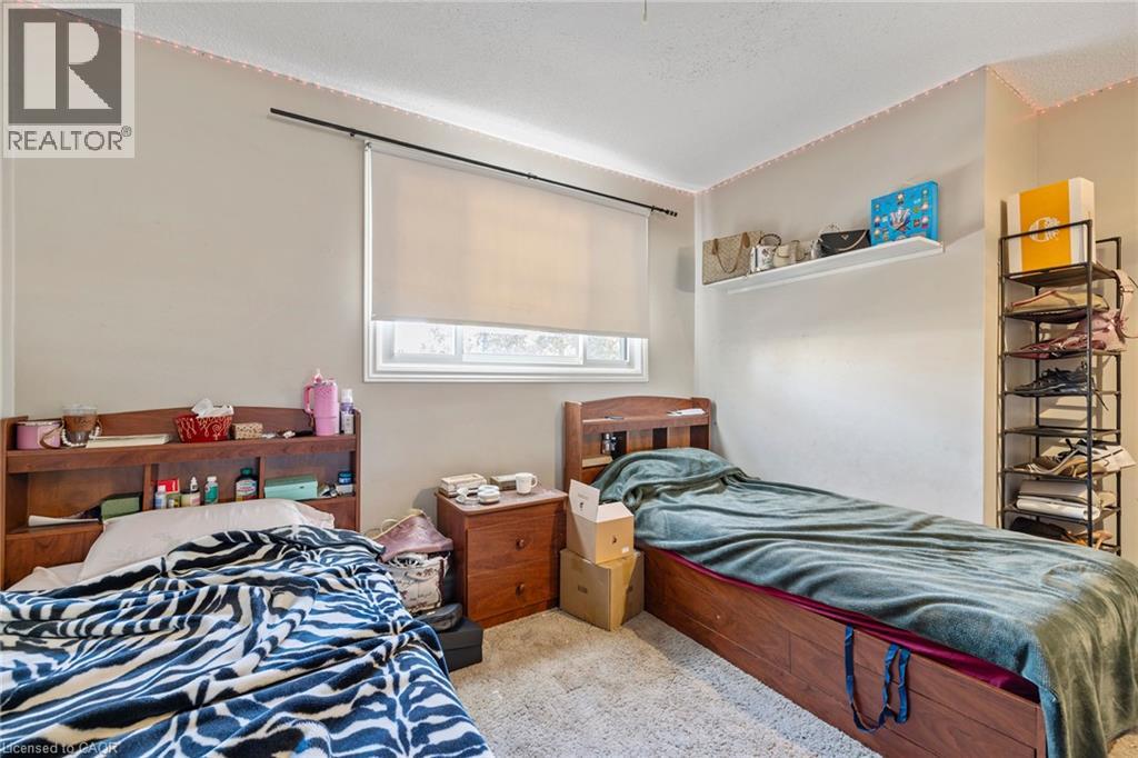 490 QUEEN VICTORIA Drive - 12