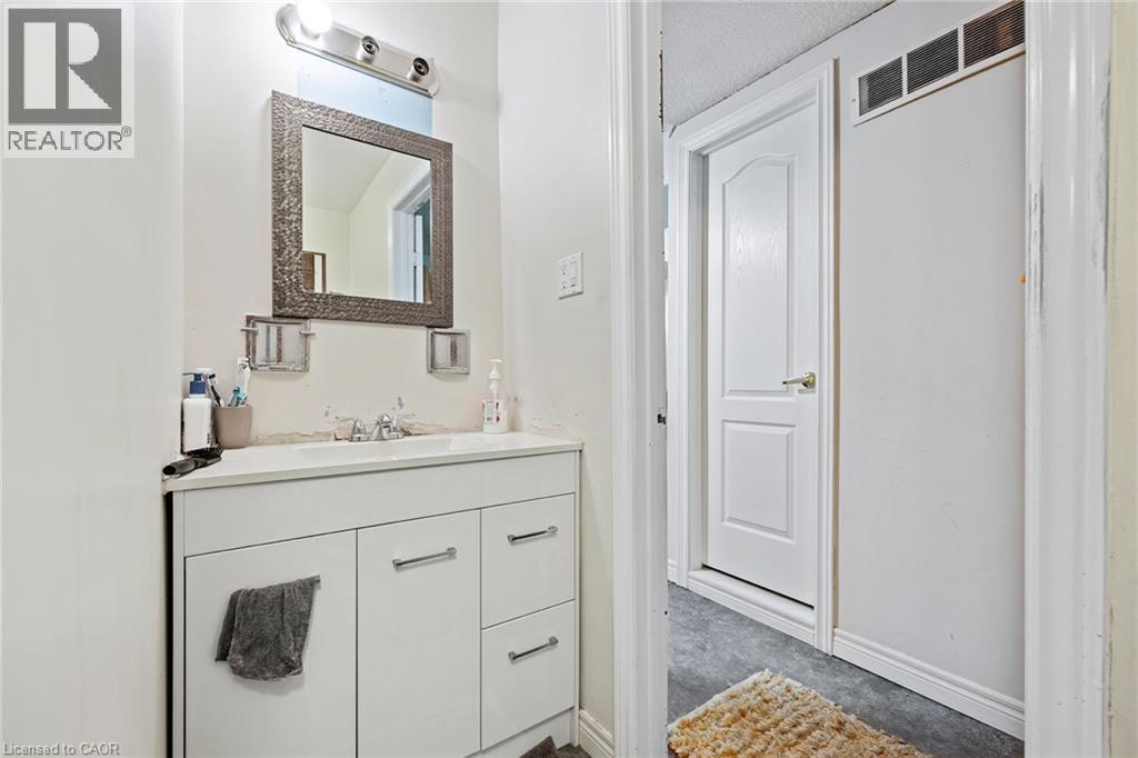 490 QUEEN VICTORIA Drive - 4