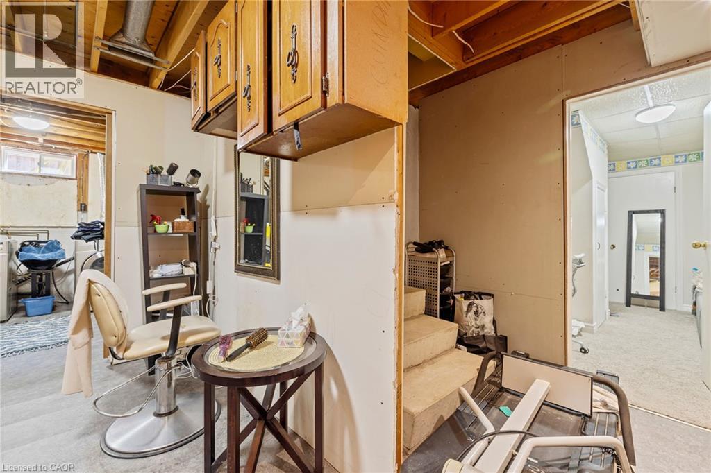 490 QUEEN VICTORIA Drive - 36
