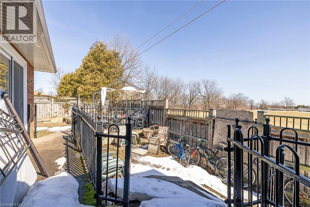 490 QUEEN VICTORIA Drive - 42