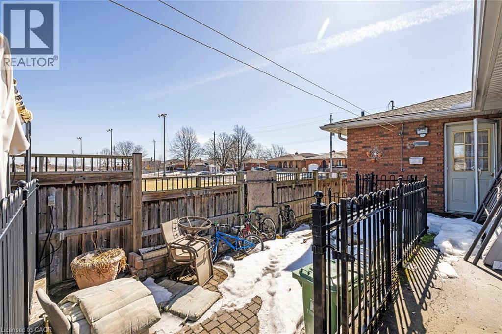 490 QUEEN VICTORIA Drive - 27