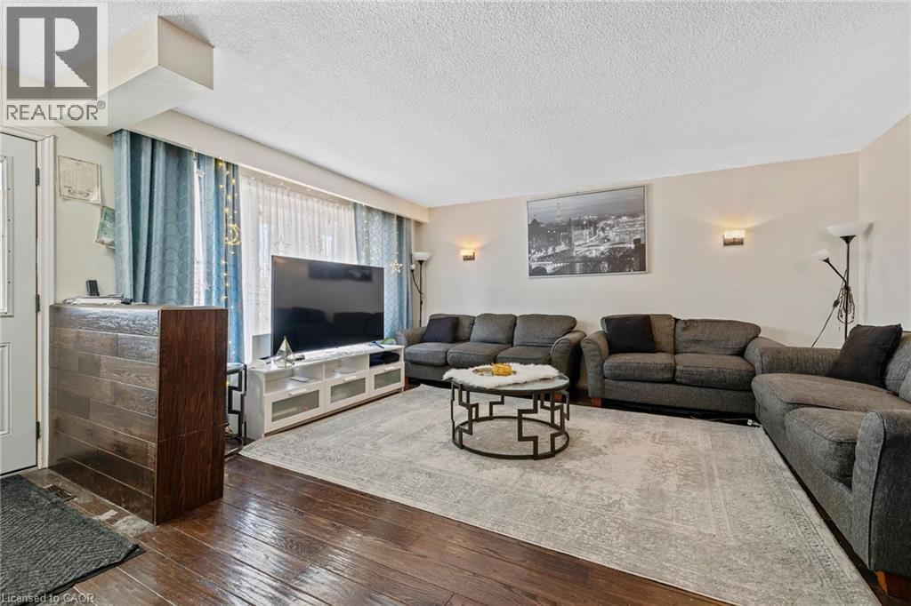 490 QUEEN VICTORIA Drive - 39