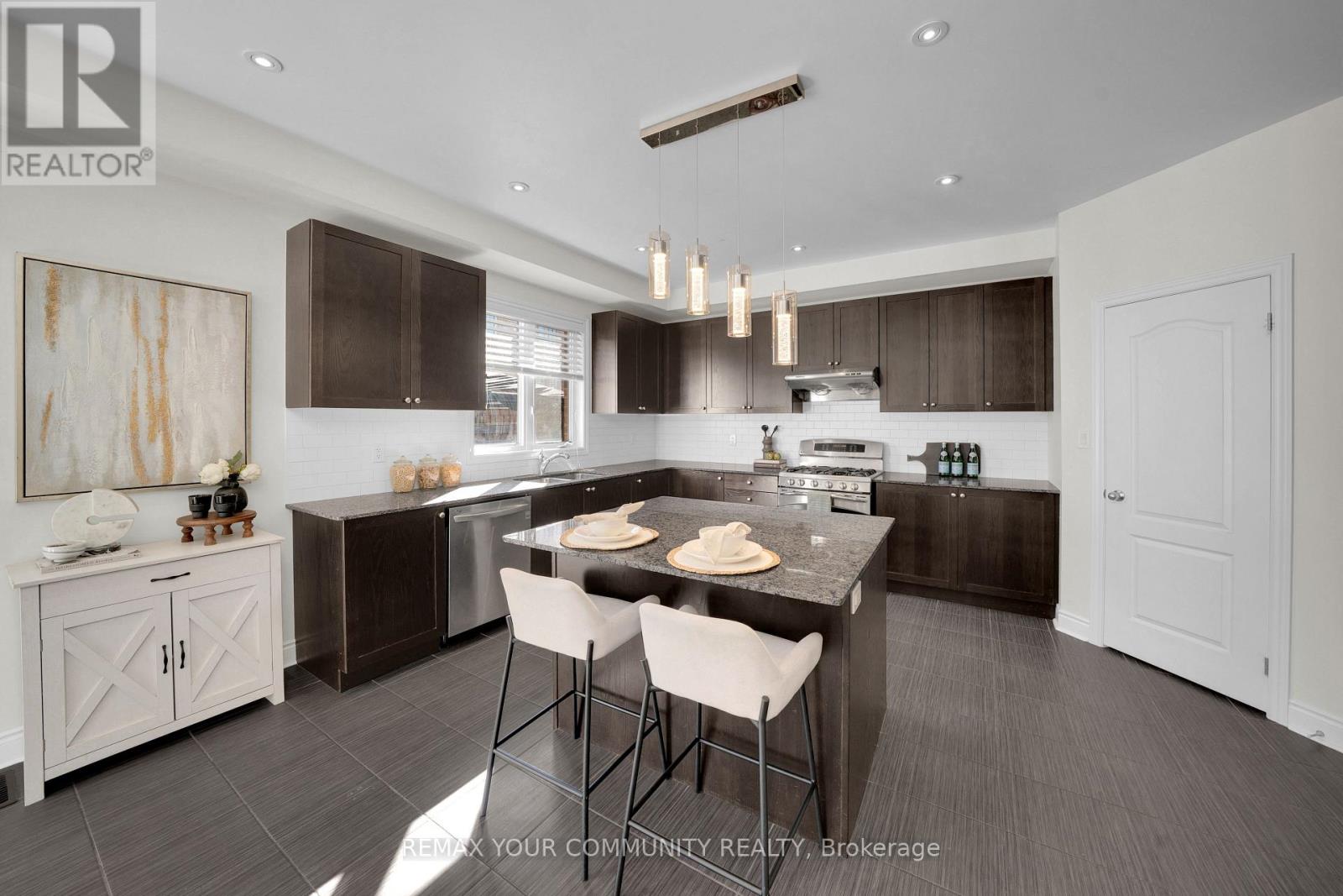 1042 Wilbur Pipher Circle, Newmarket, ON photo 10