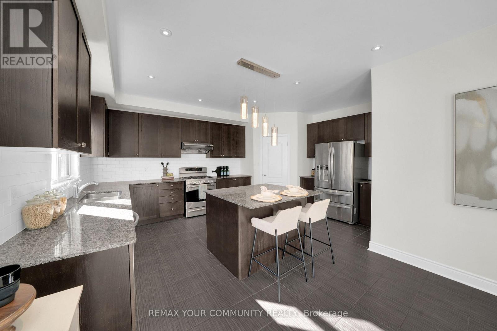 1042 Wilbur Pipher Circle, Newmarket, ON photo 11