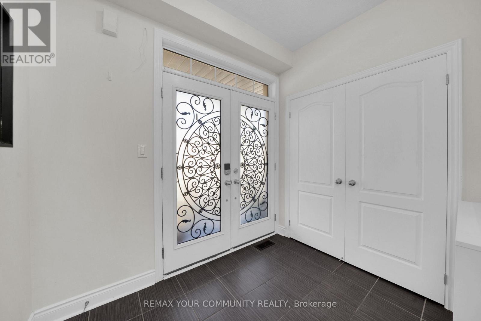1042 Wilbur Pipher Circle, Newmarket, ON photo 2