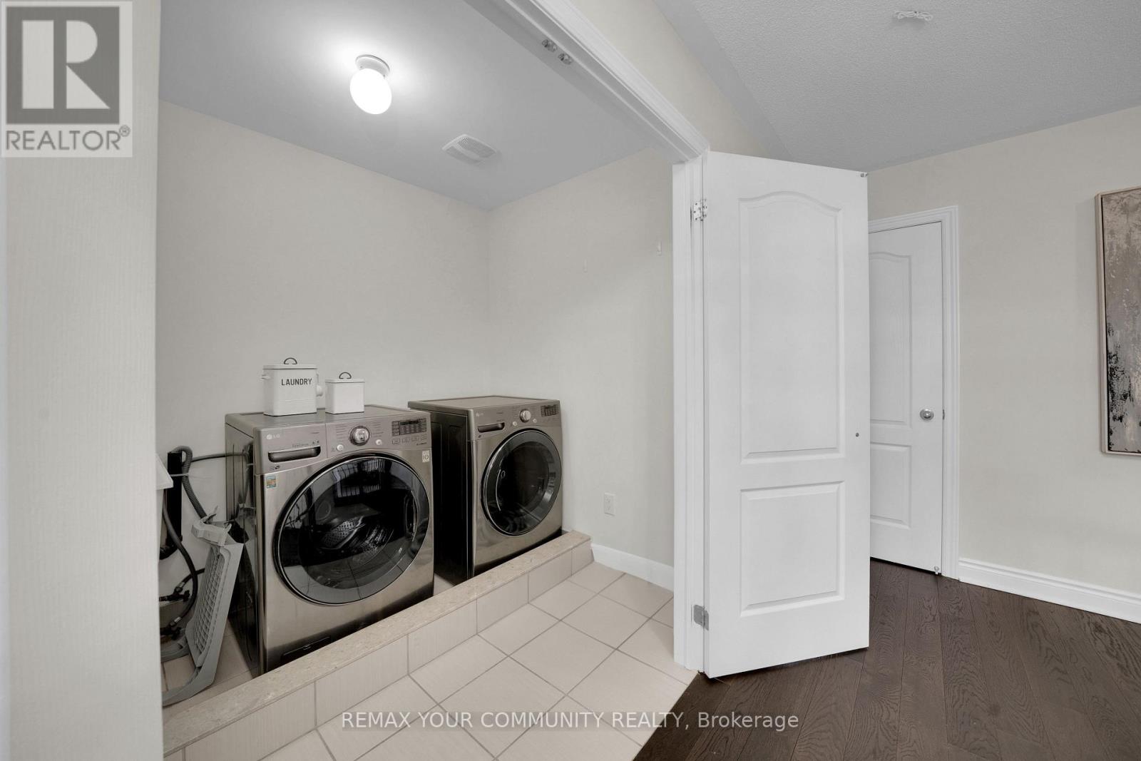 1042 Wilbur Pipher Circle, Newmarket, ON photo 31