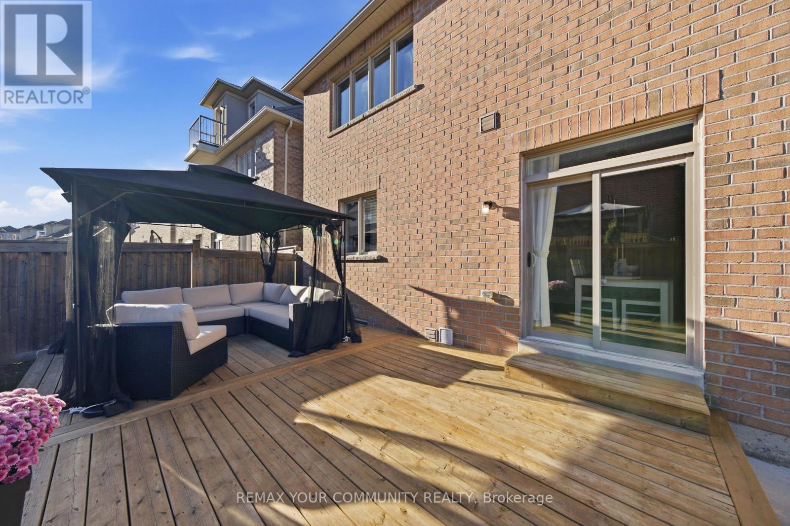 1042 Wilbur Pipher Circle, Newmarket, ON photo 32
