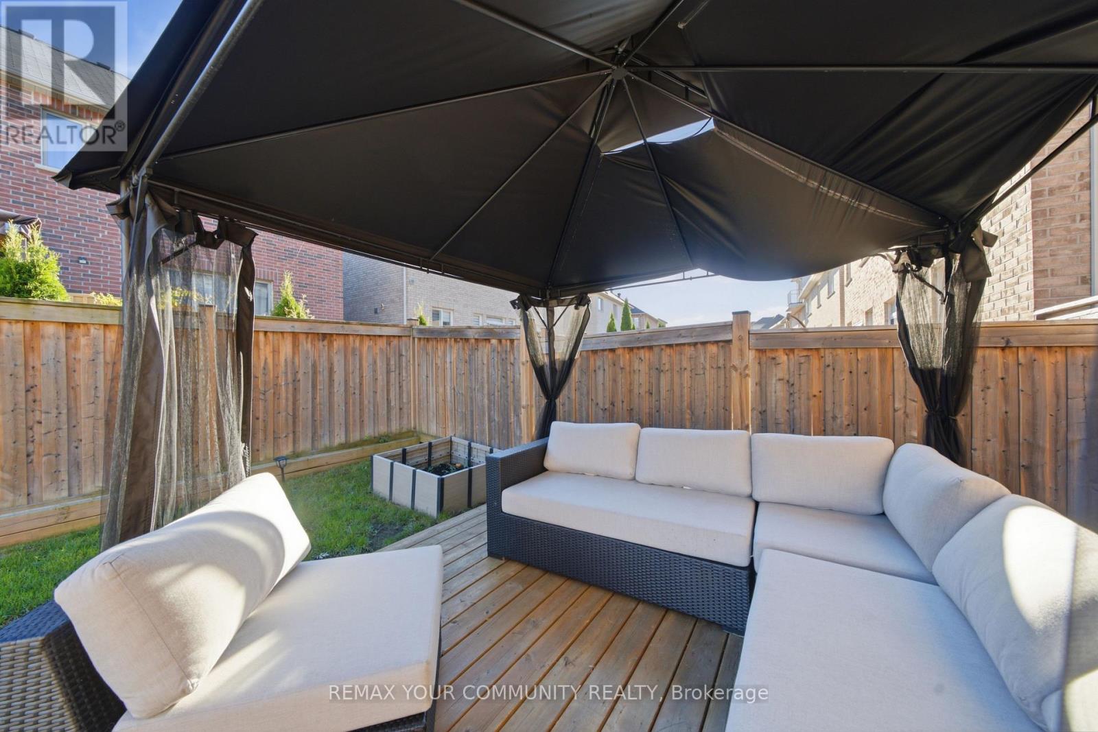 1042 Wilbur Pipher Circle, Newmarket, ON photo 33