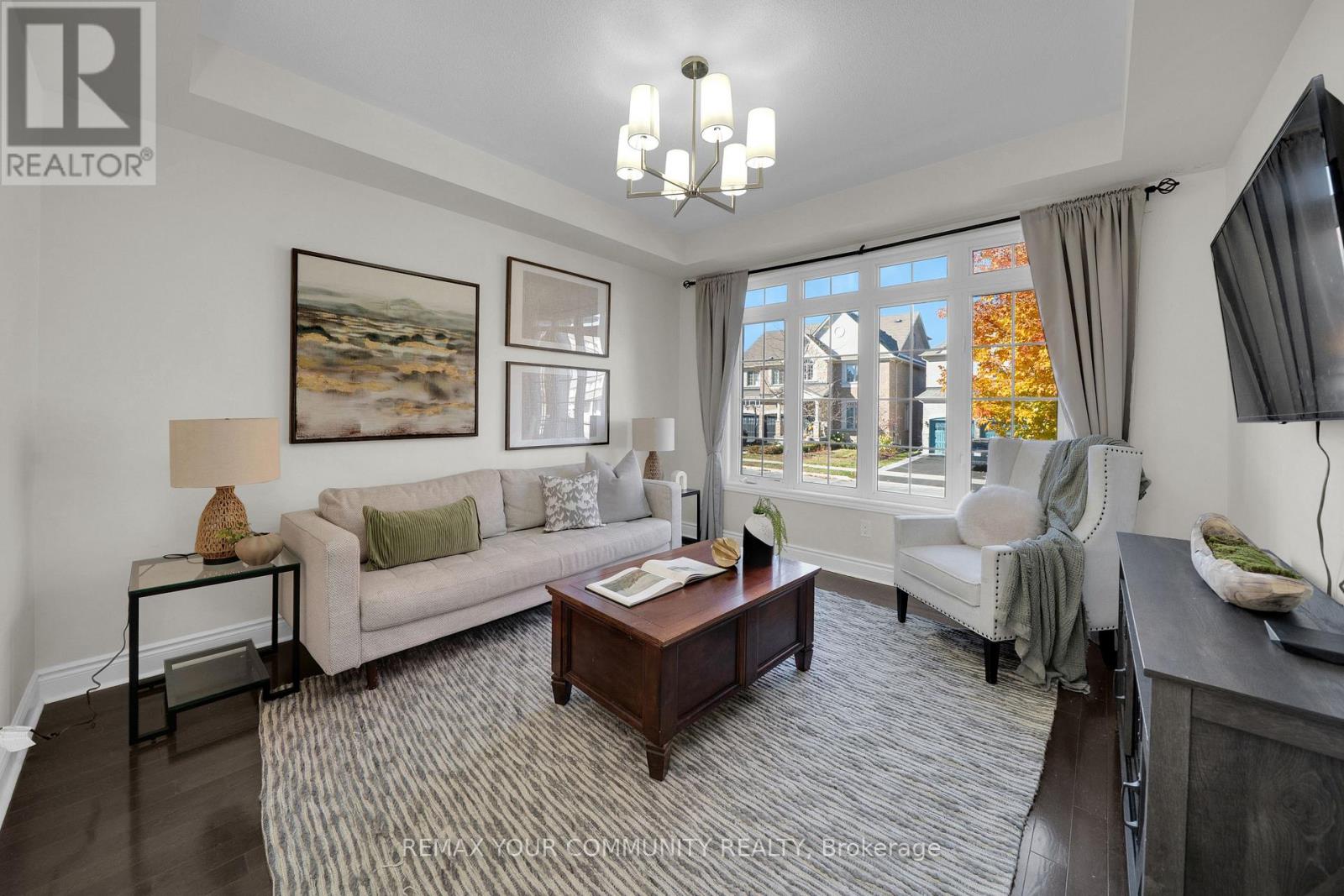 1042 Wilbur Pipher Circle, Newmarket, ON photo 7