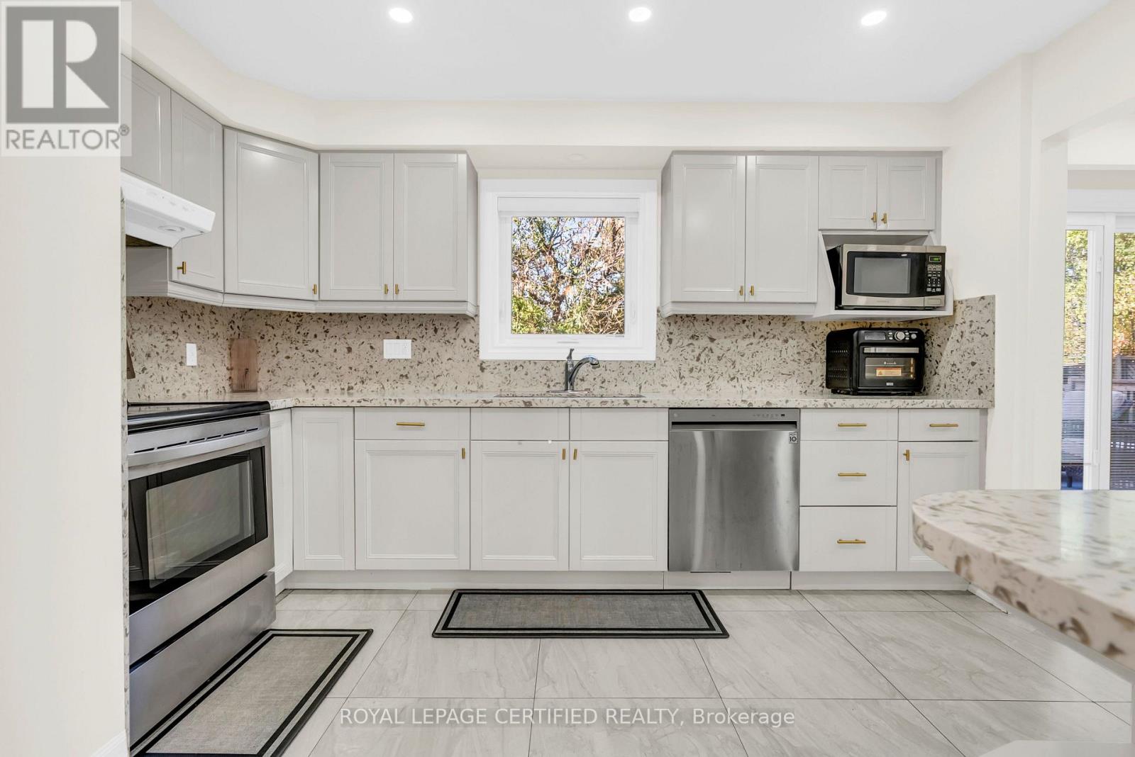 22 Madelaine Crescent, Brampton, ON photo 12