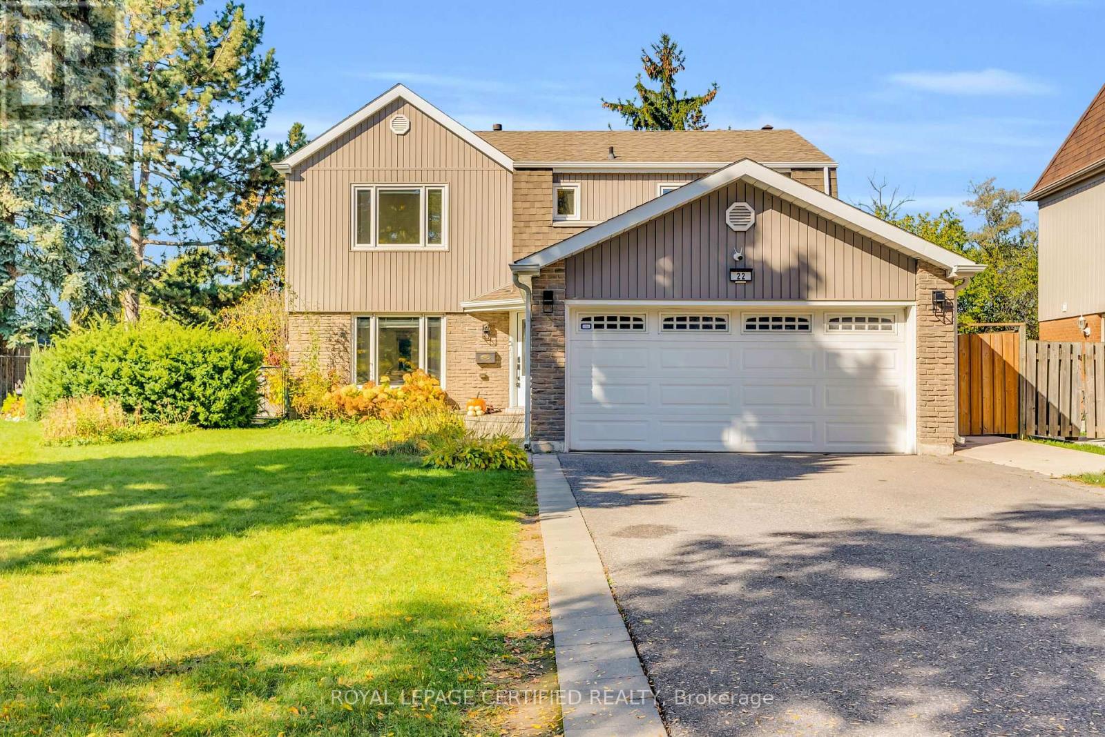 22 Madelaine Crescent, Brampton, ON photo 2
