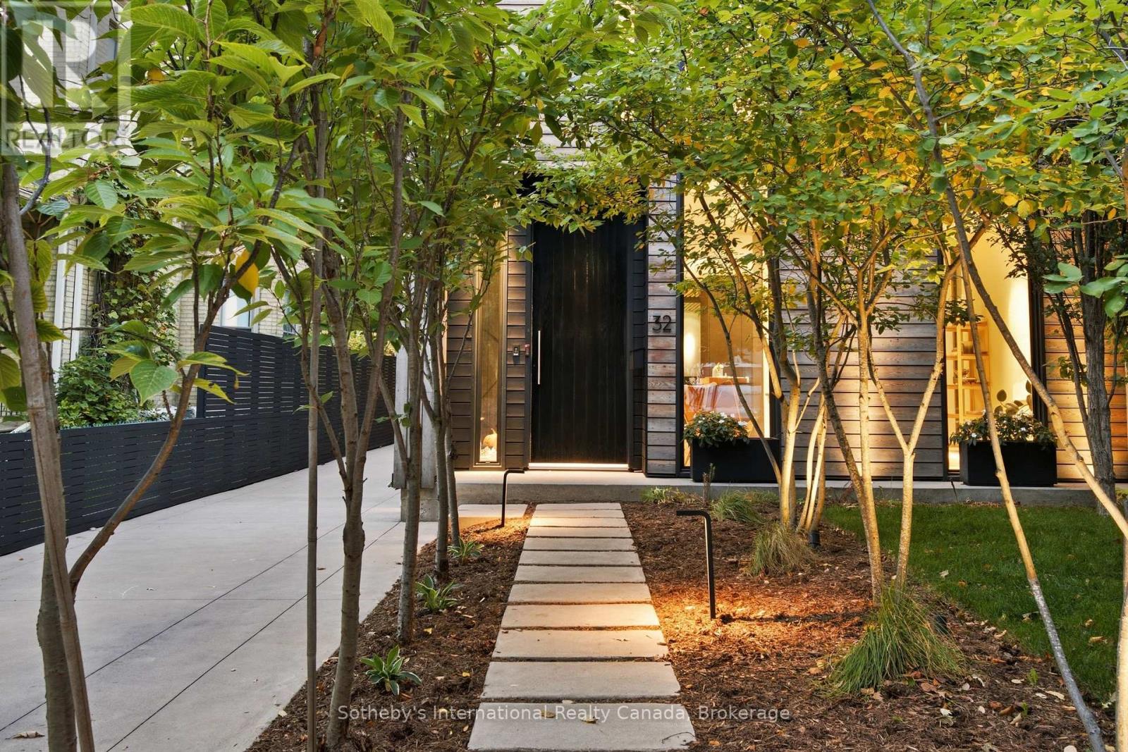 32 AHRENS STREET W — photo 3
