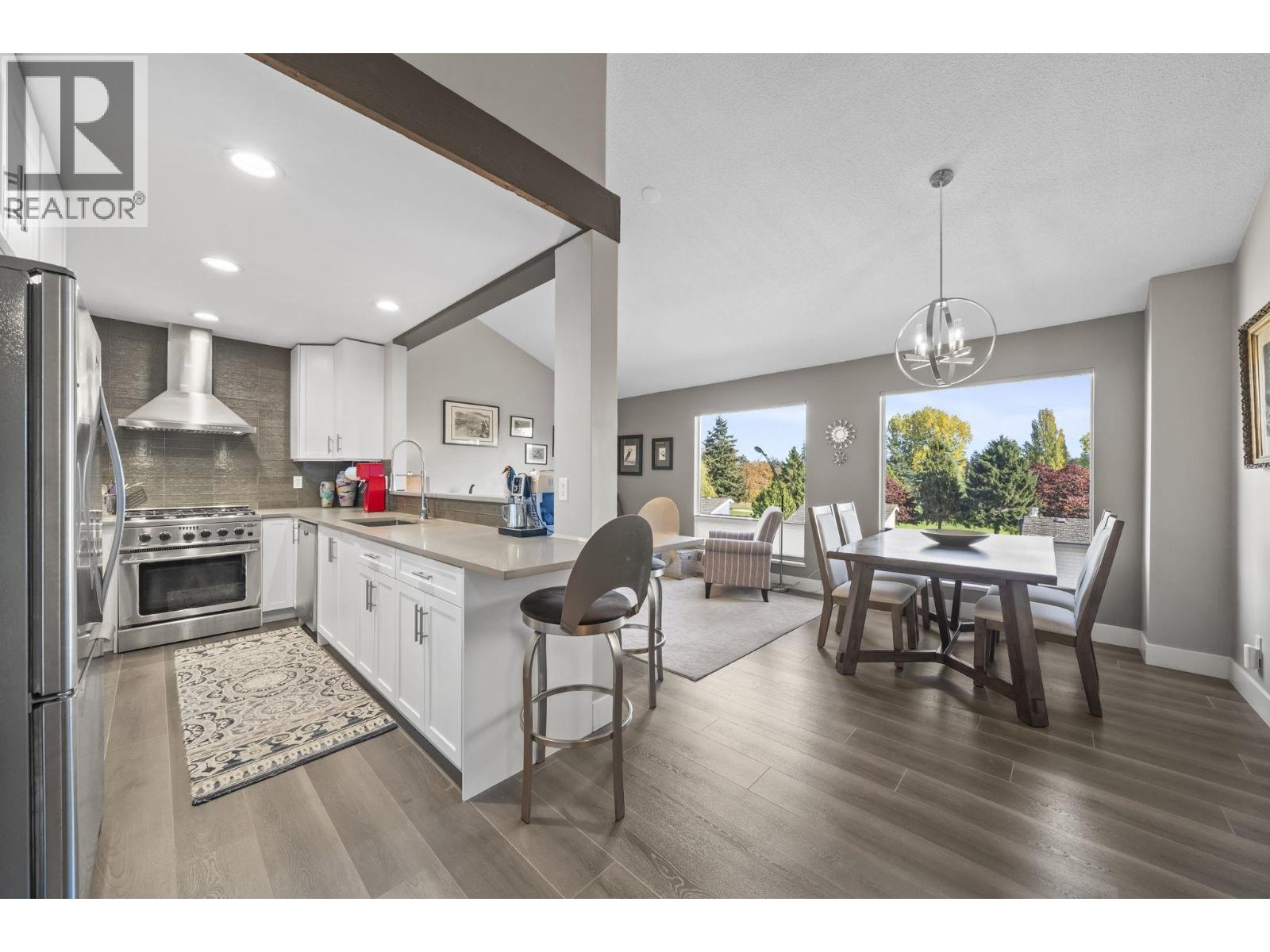 1430 VIEW CRESCENT — photograph 4