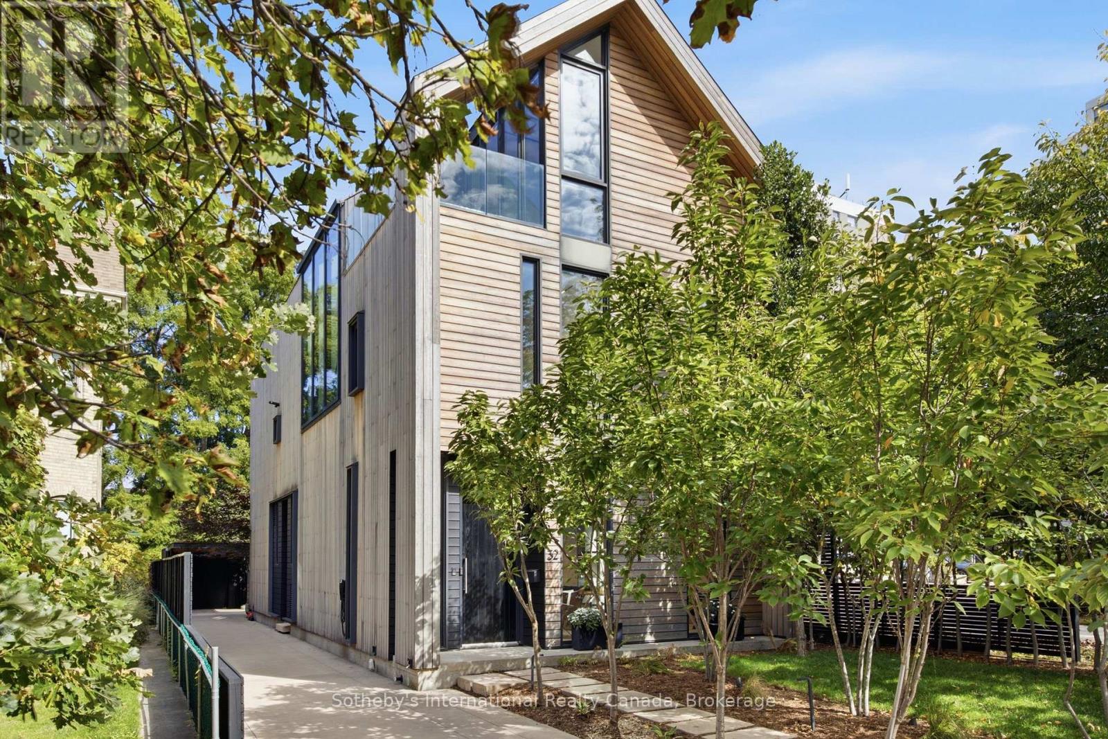 32 AHRENS STREET W — photo 2