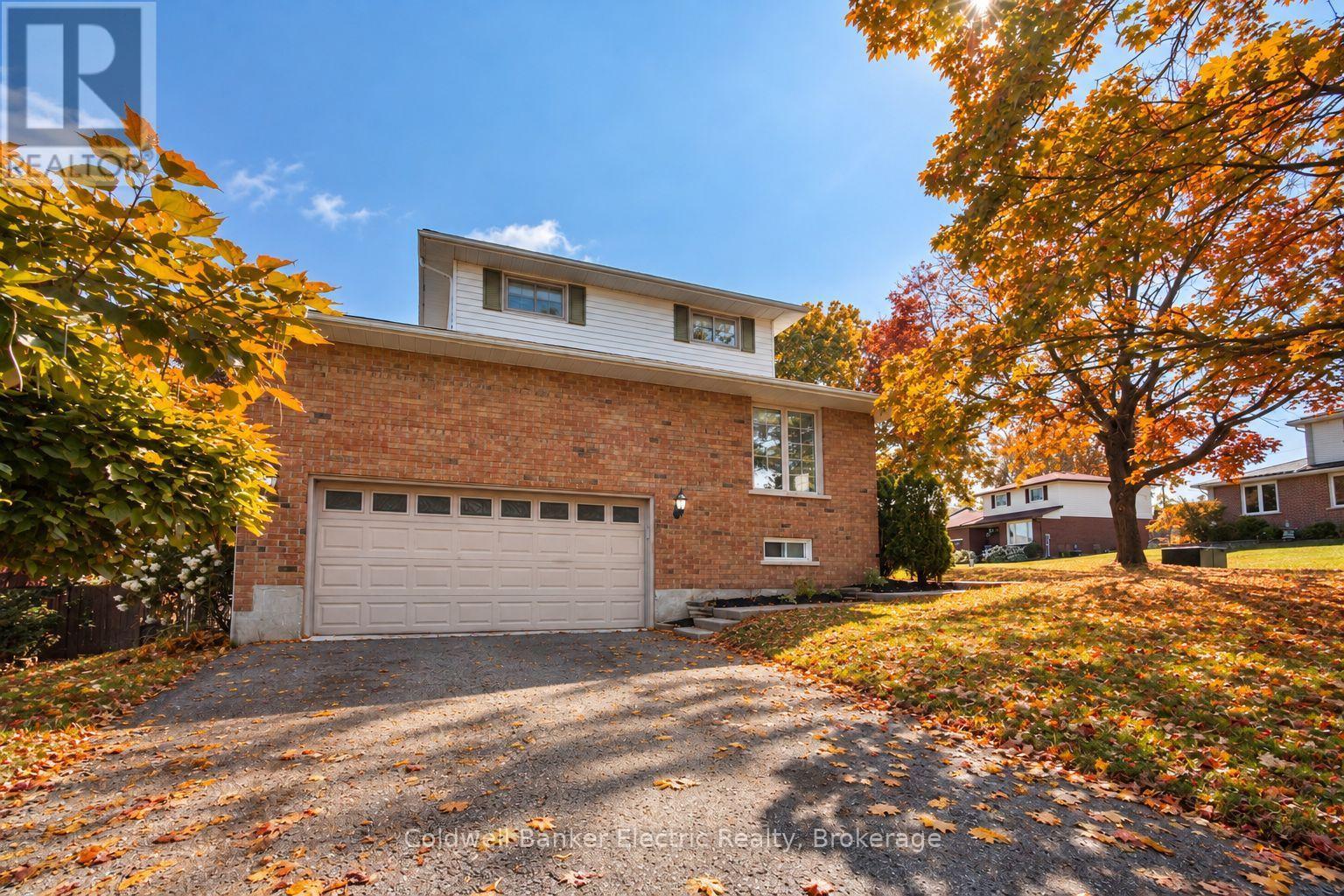 958 Smithside Court, Peterborough, ON photo 3