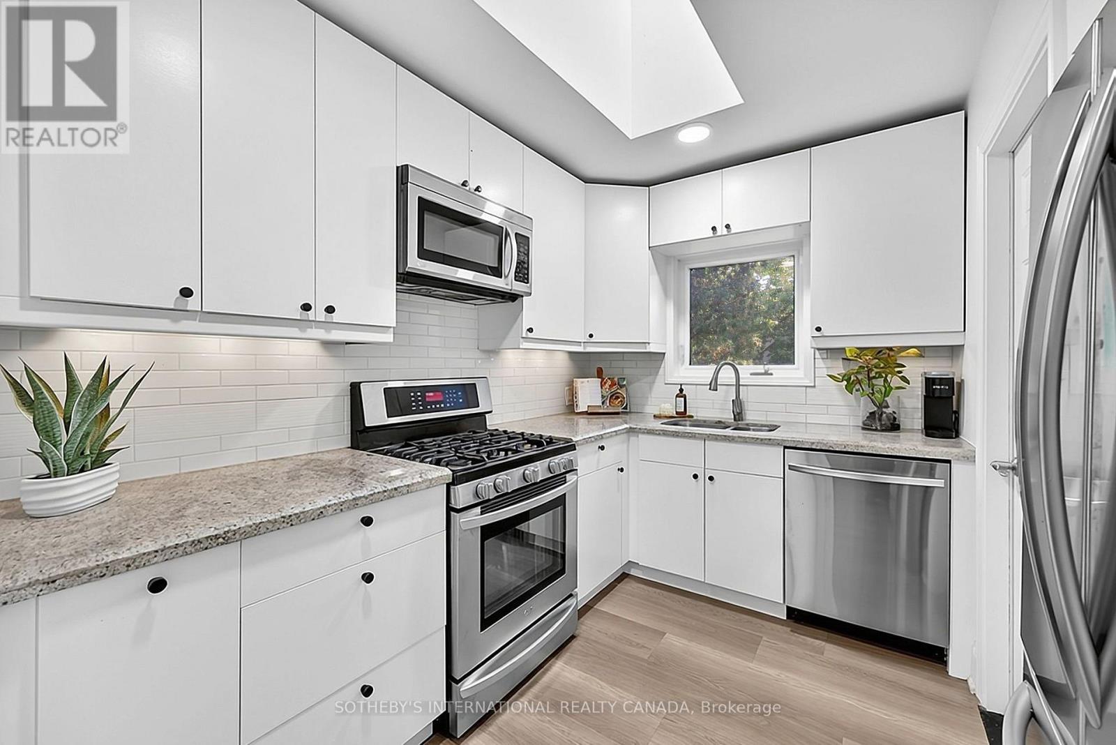 16 Smithfield Drive, Toronto, ON photo 12