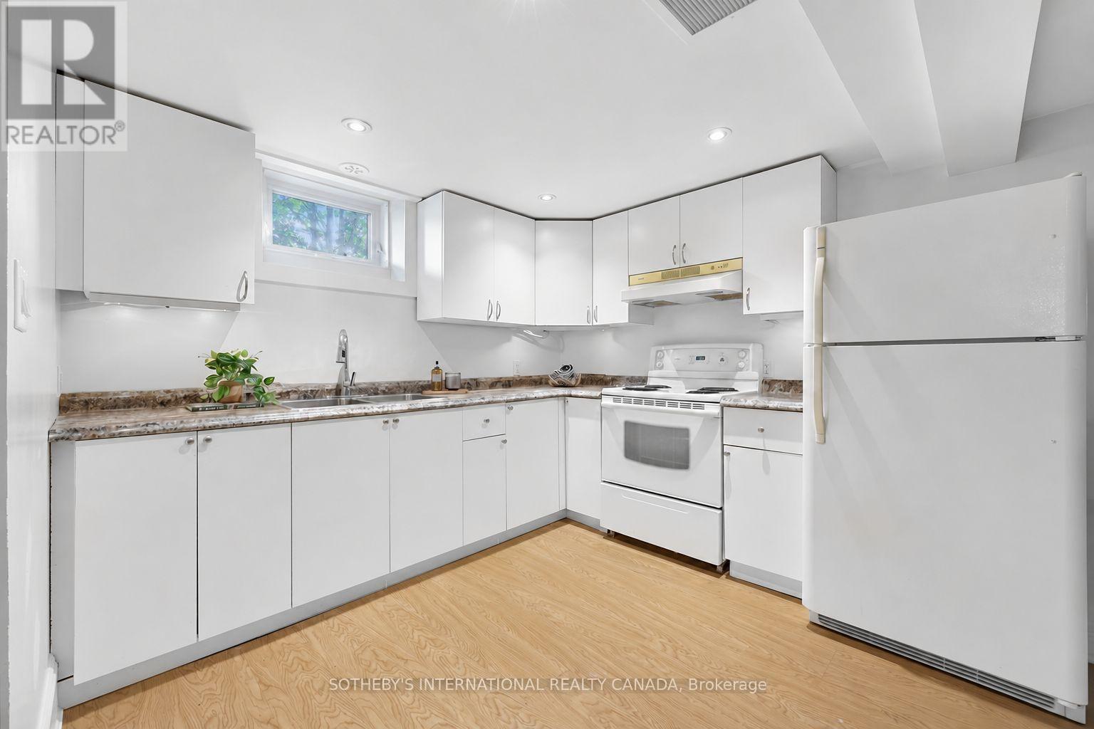 16 Smithfield Drive, Toronto, ON photo 19