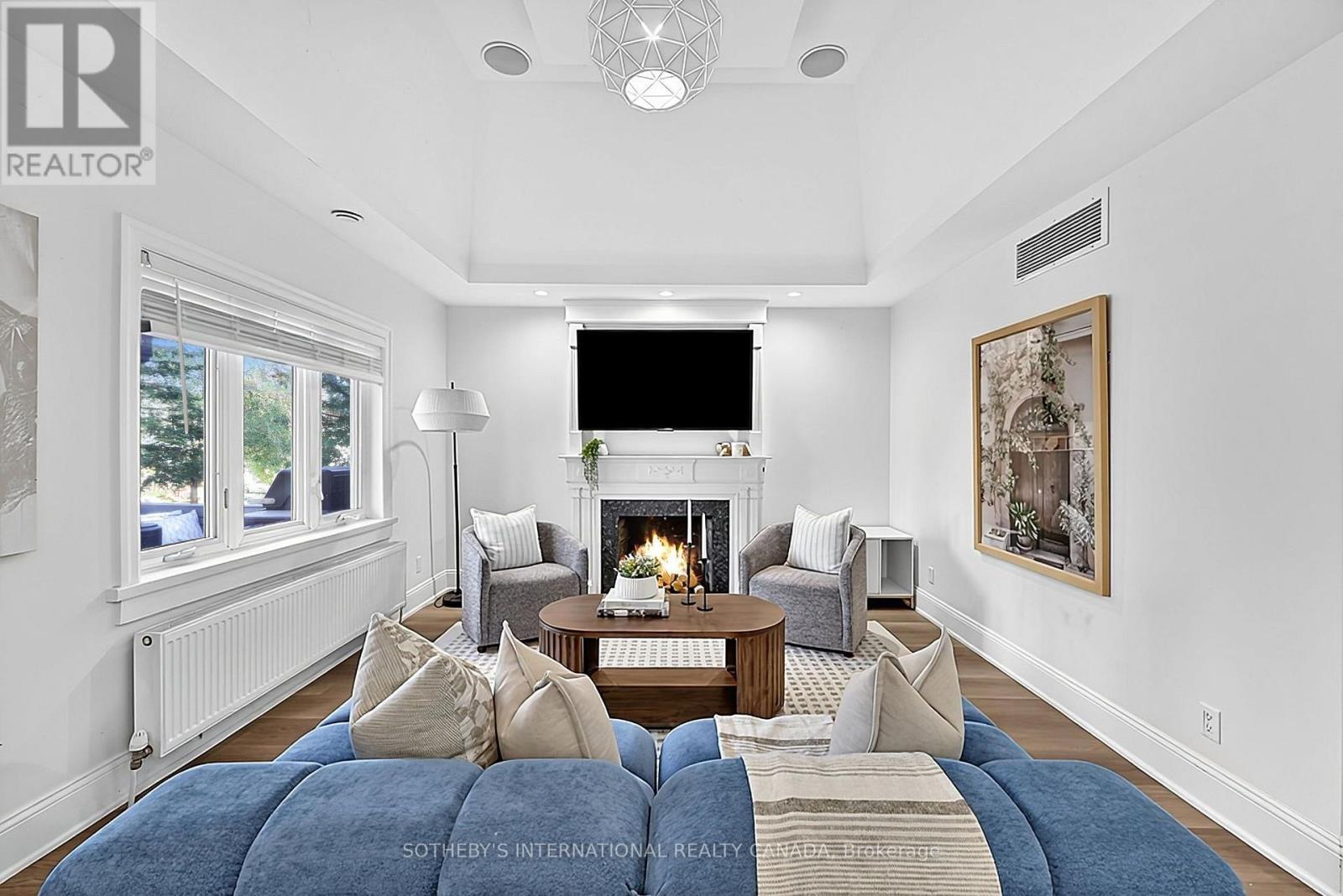 16 Smithfield Drive, Toronto, ON photo 2