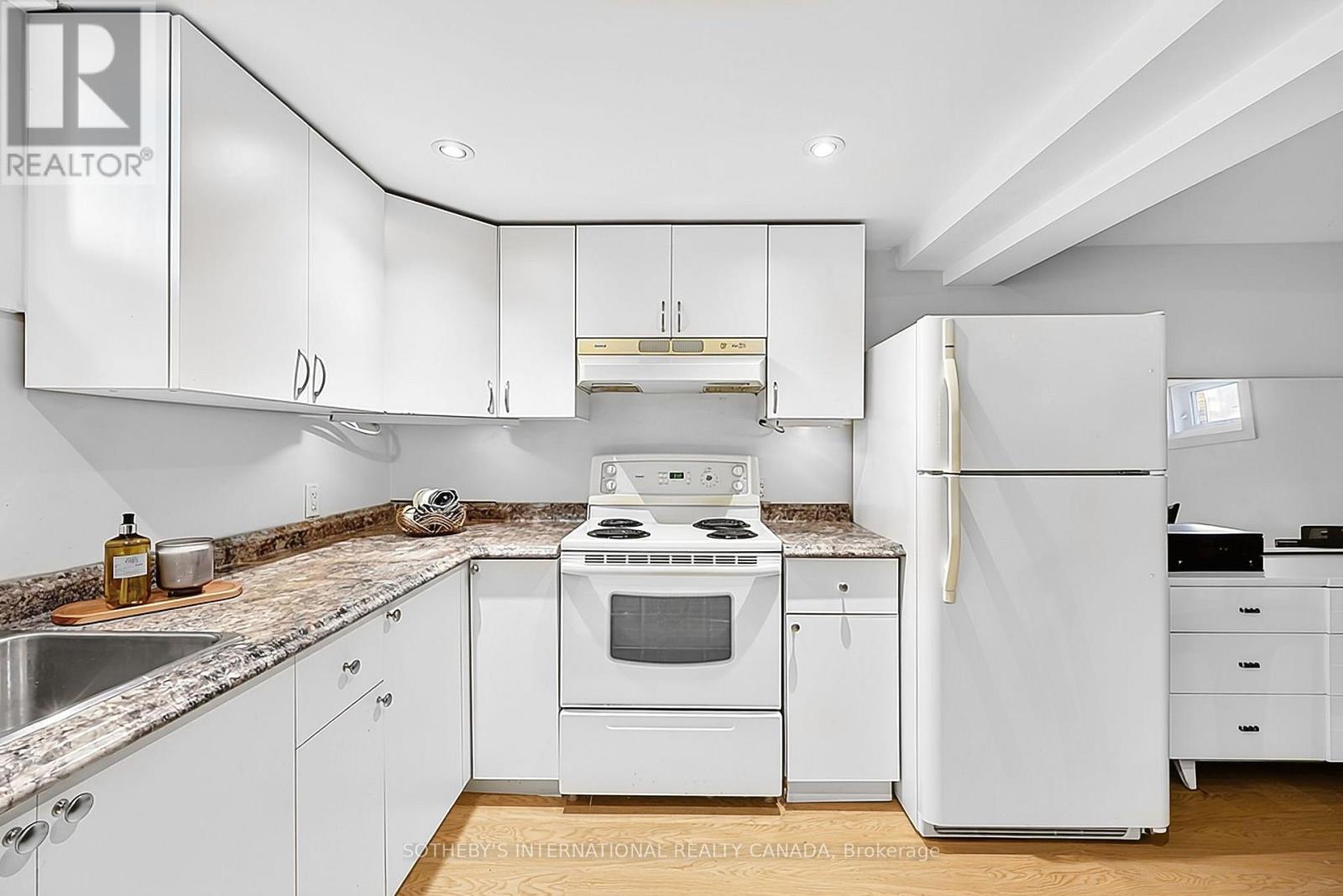 16 Smithfield Drive, Toronto, ON photo 20