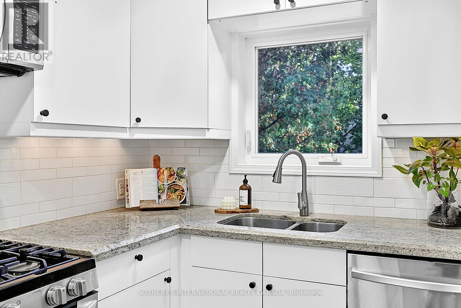 16 Smithfield Drive, Toronto, ON photo 3