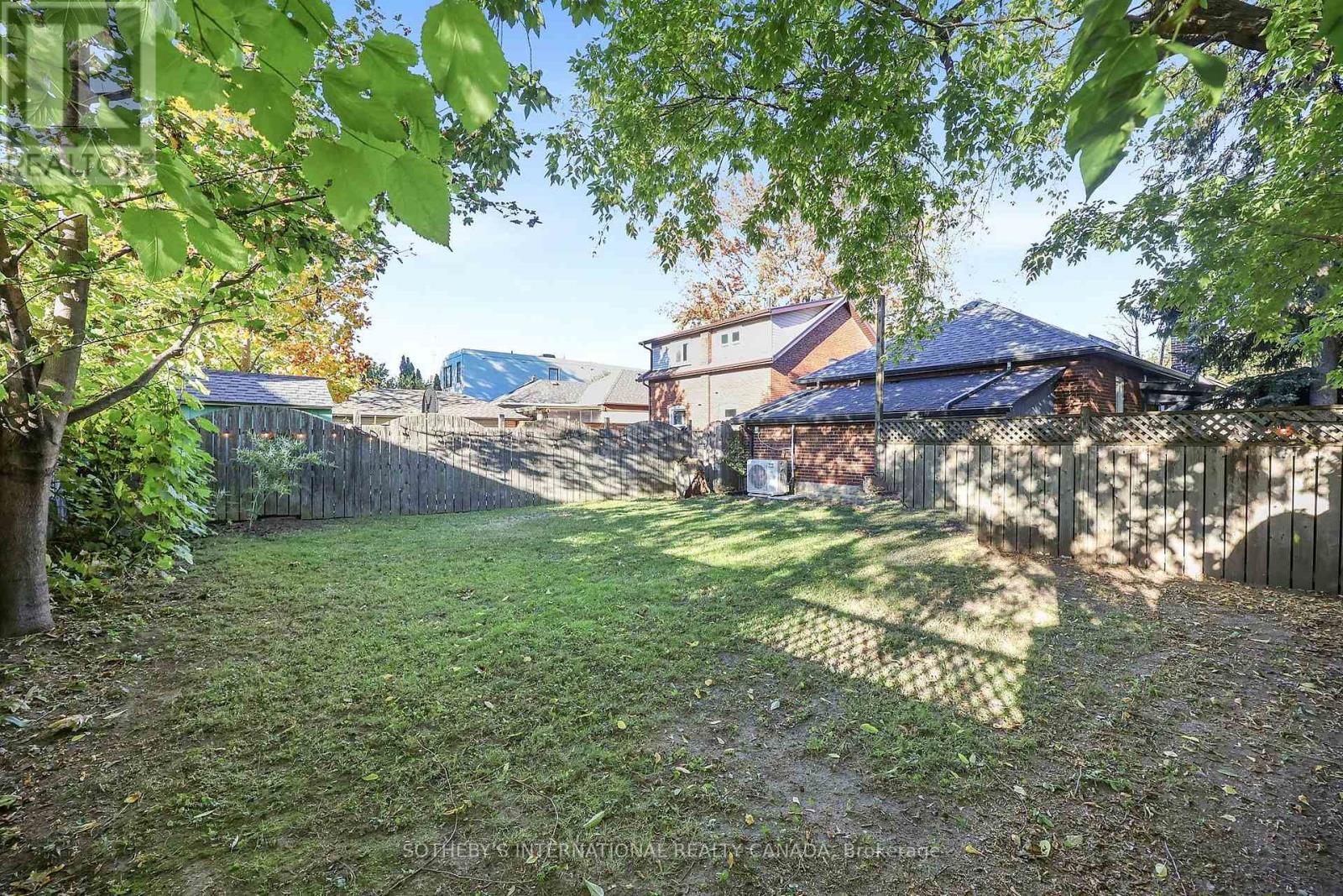 16 Smithfield Drive, Toronto, ON photo 33