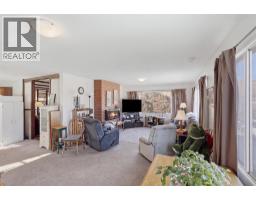 Living room - 2499 Fleetwood Avenue, Kamloops, BC V2B4T1 Photo 11