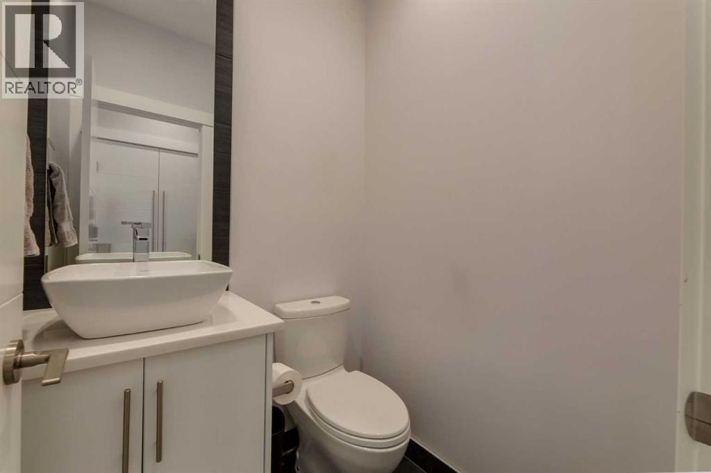 1, 306 12 Avenue NE photo 10