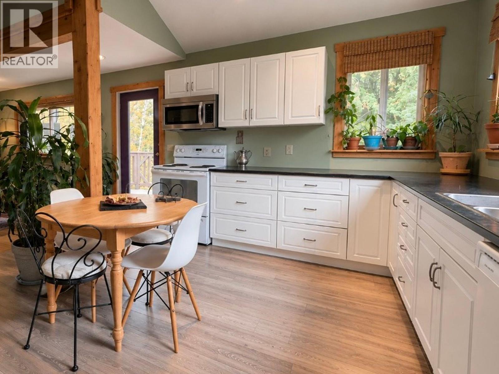 1380 QUEEN Street - 12