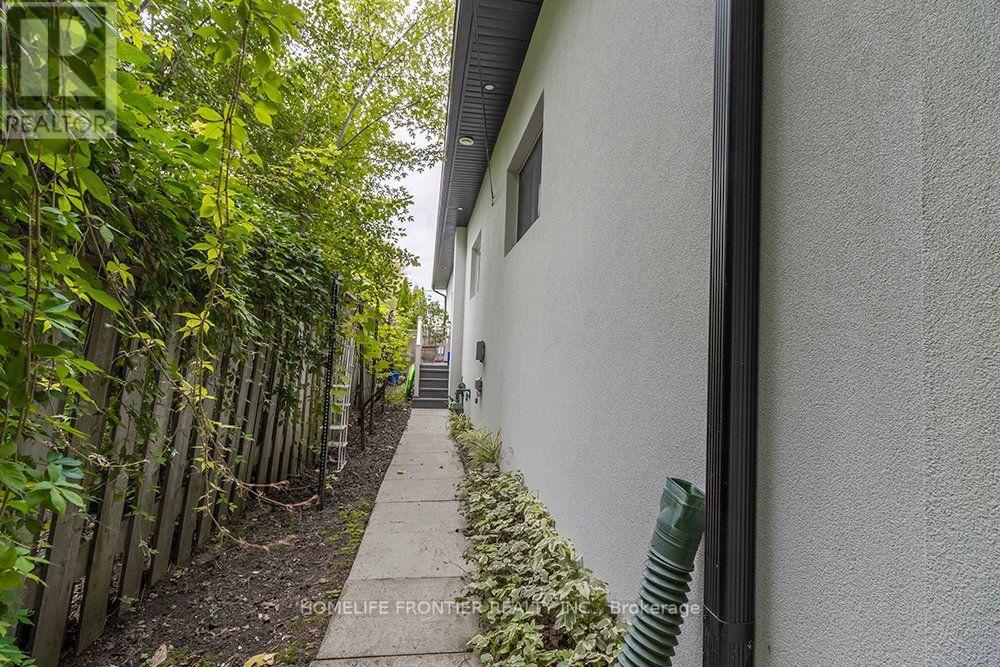32 Davidson Road, Aurora, ON photo 11