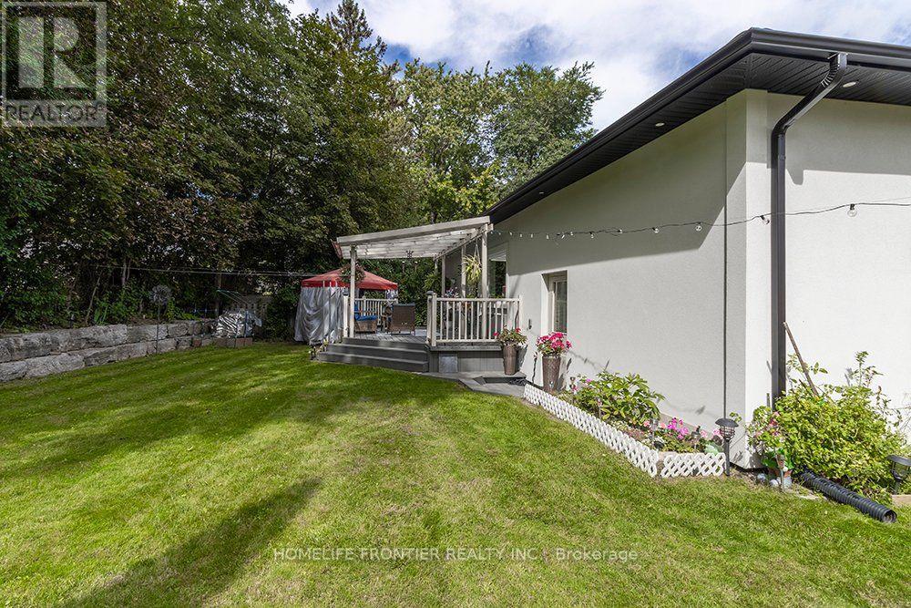 32 Davidson Road, Aurora, ON photo 4