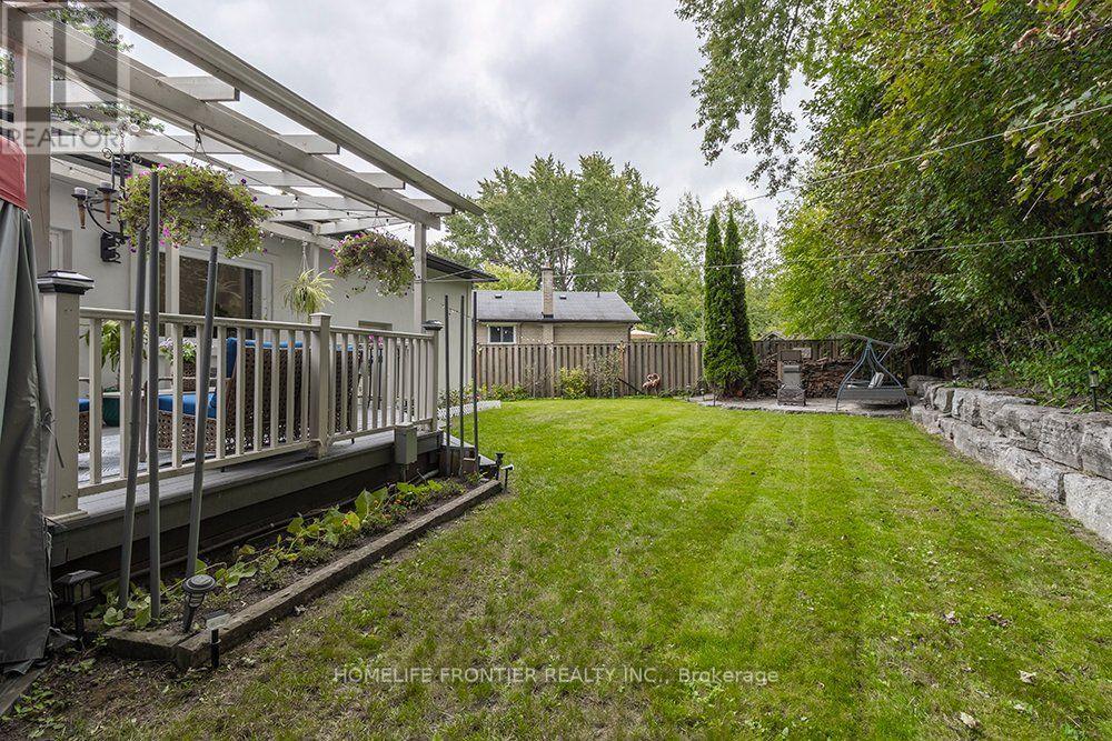32 Davidson Road, Aurora, ON photo 9