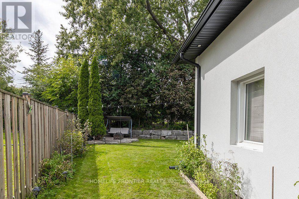 32 Davidson Road, Aurora, ON photo 6