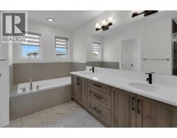 541 Baywater Manor Sw, Airdrie, AB T4B0A7 Photo 24