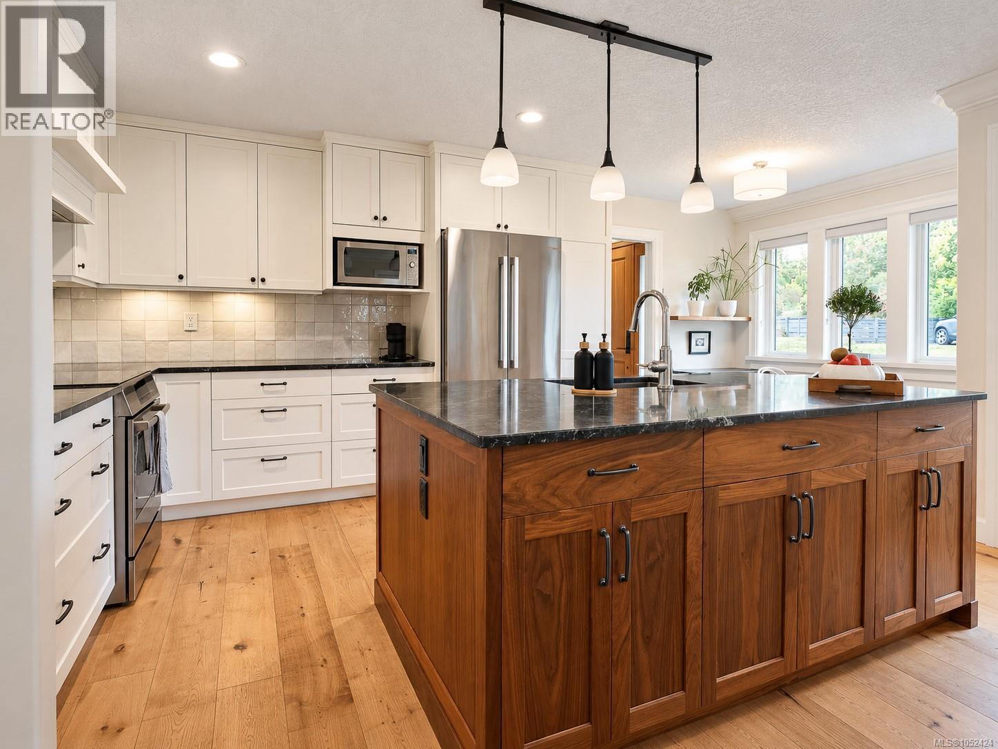 901 Foul Bay Rd, Victoria - Image 1