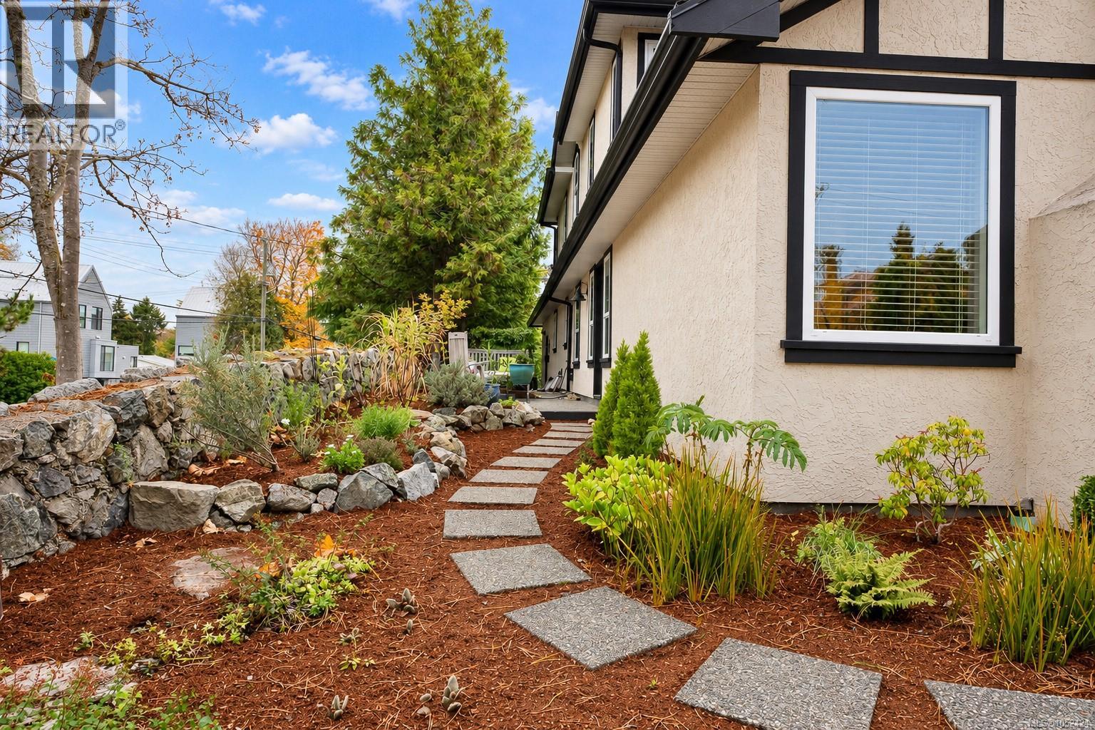 901 Foul Bay Rd, Victoria - Image 1