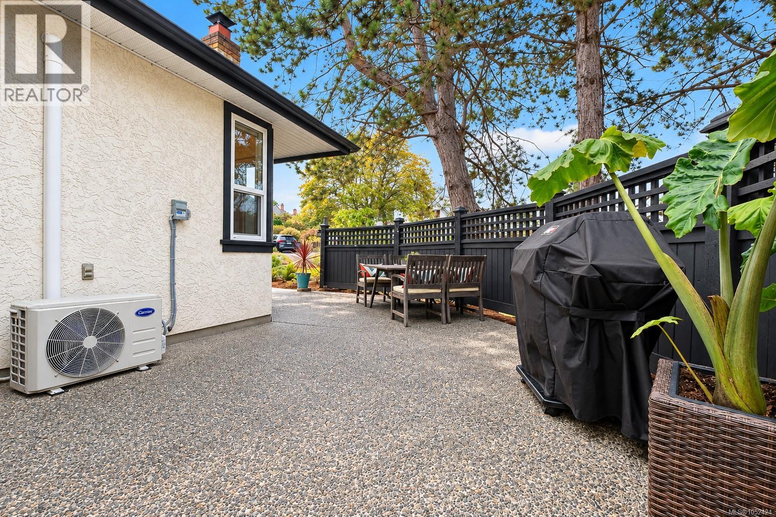 901 Foul Bay Rd, Victoria - Image 1