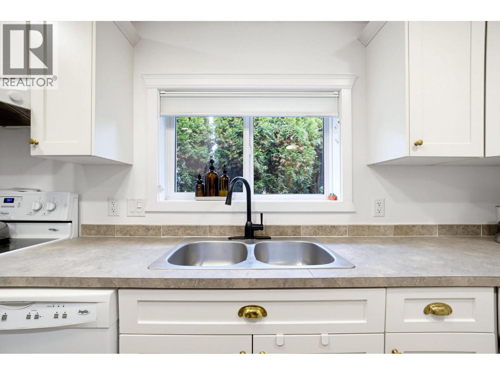 7241 46 Street NE, Salmon Arm - Image 1