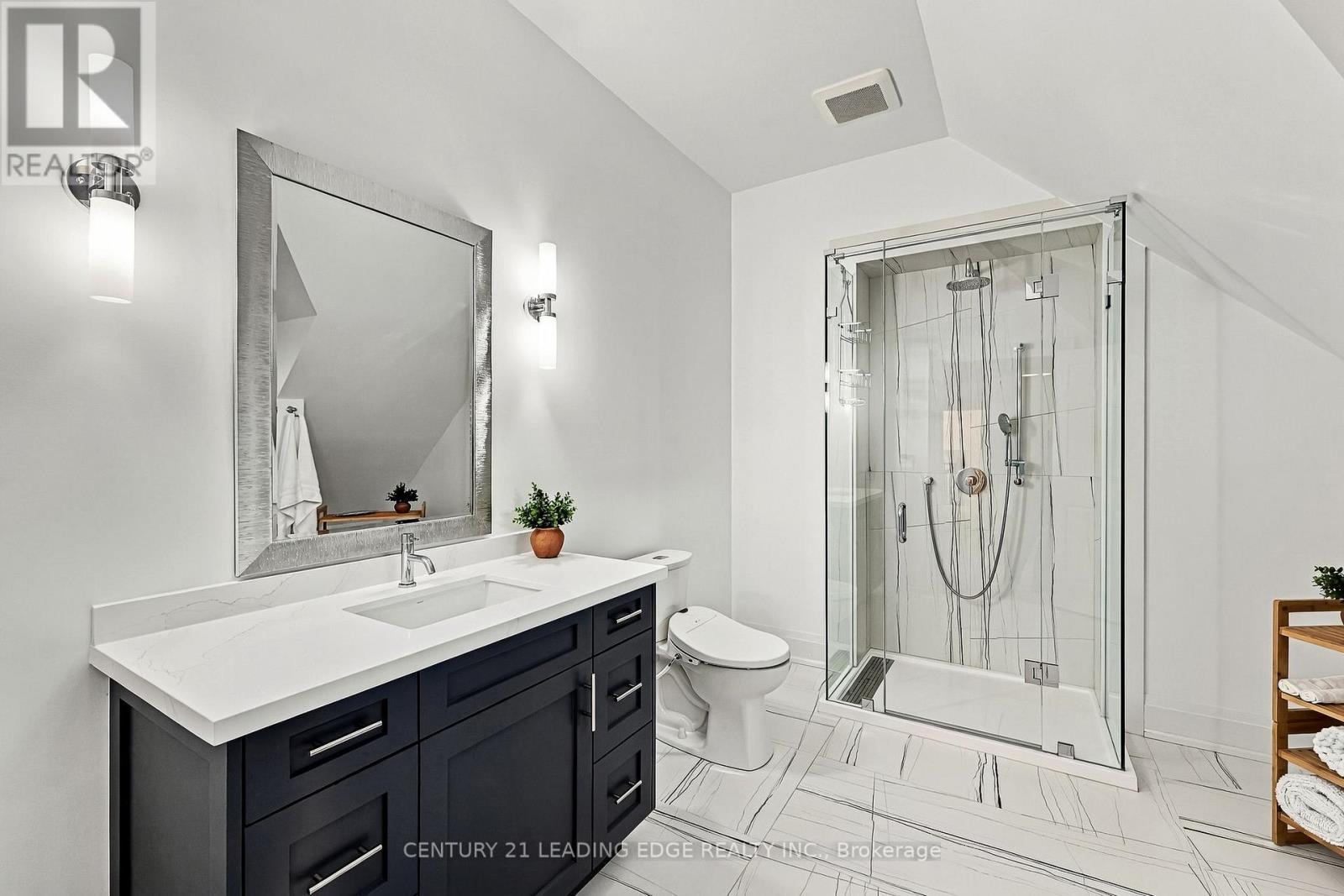 134 Front Street East, Whitby, ON photo 33