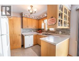 Kitchen - 700 Centennial Street, Plympton Wyoming, ON N0N1T0 Photo 11