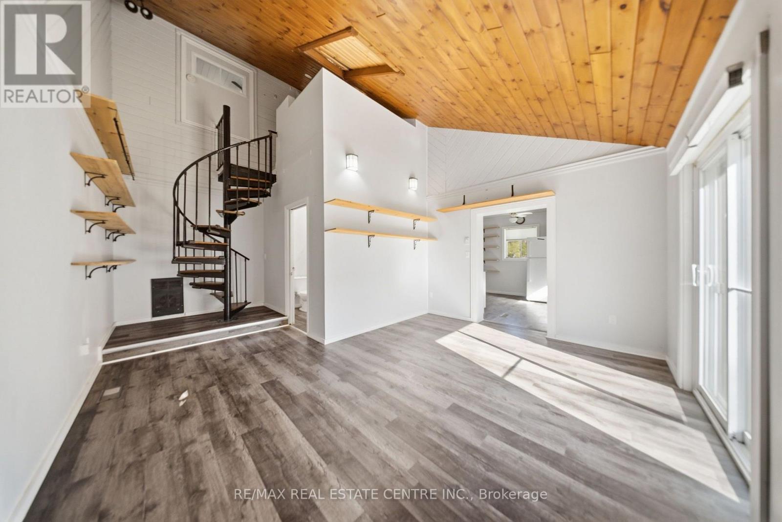 301 MAIN STREET W - 24