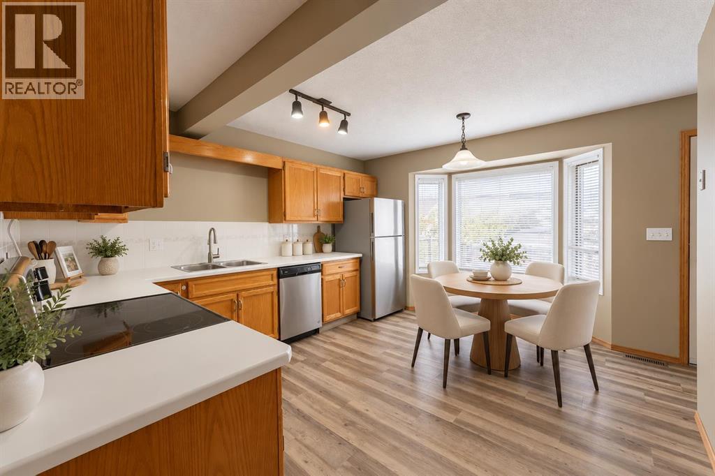 16 Davis Close, Red Deer — photo 5