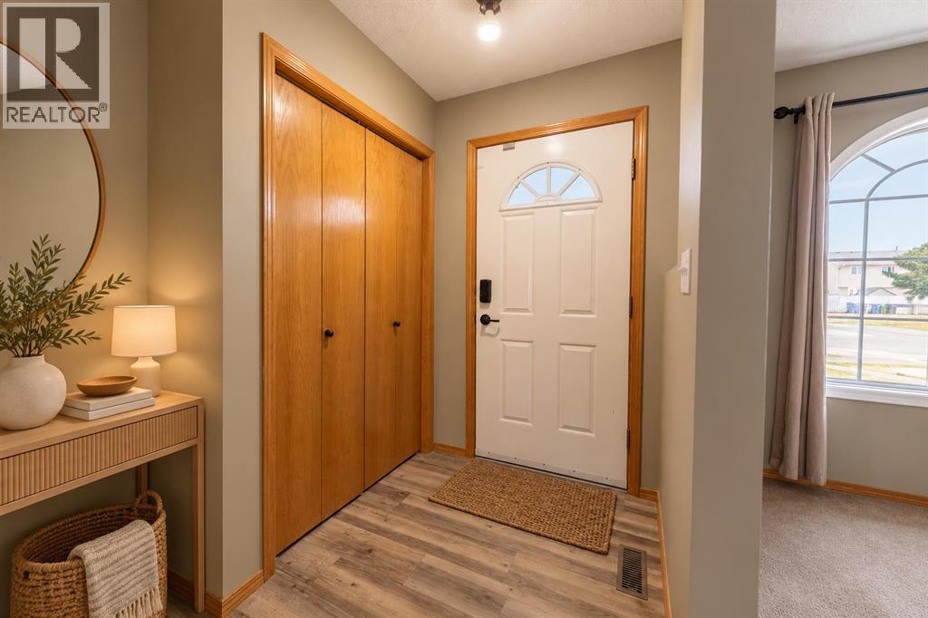 16 Davis Close, Red Deer — photo 2