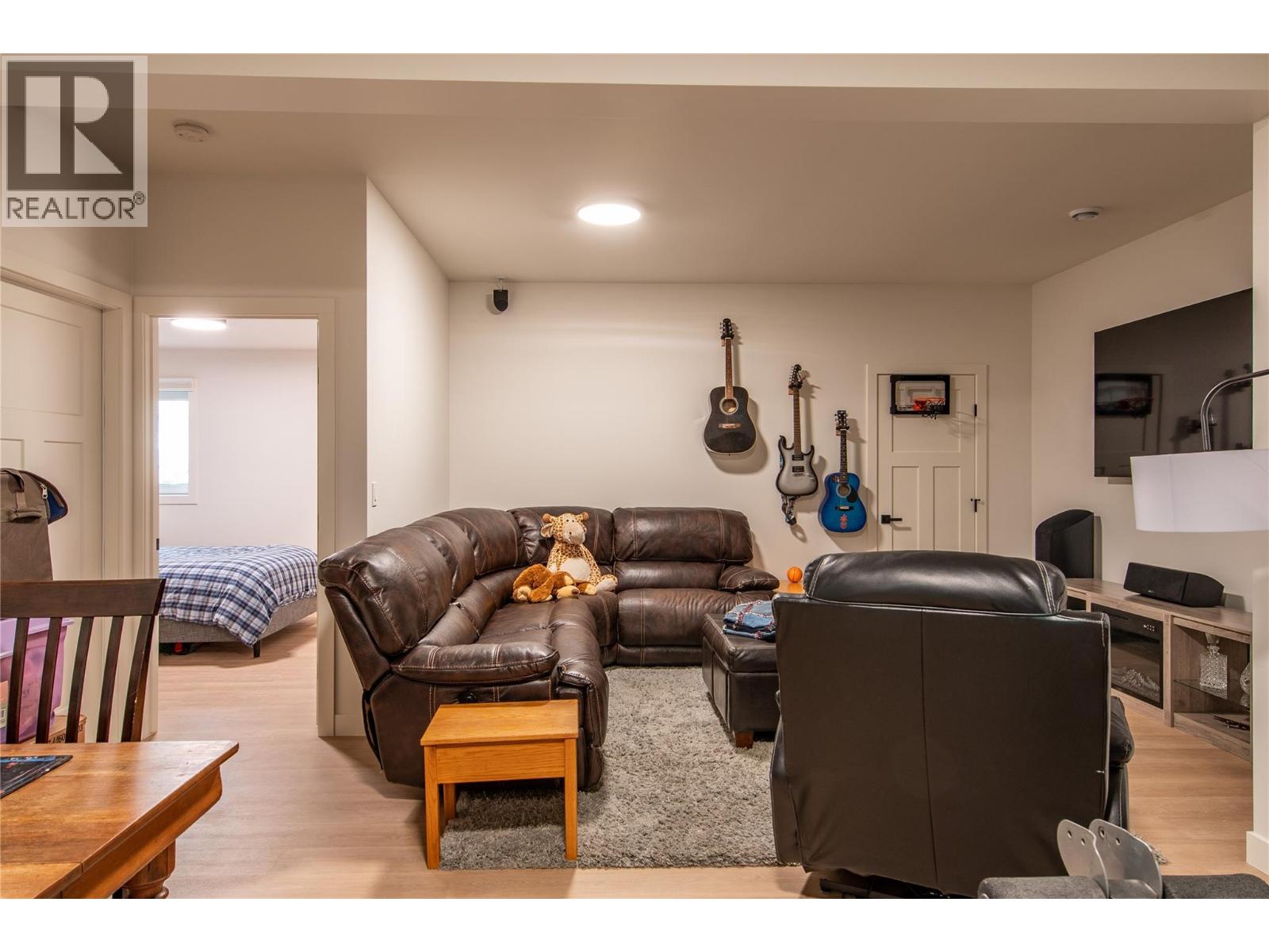 1545 Quartz Crescent - 14