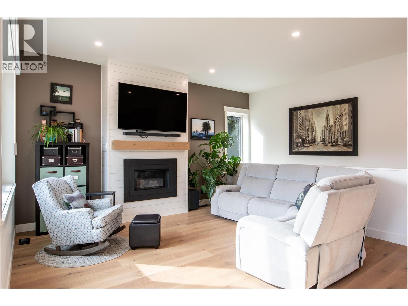 1545 Quartz Crescent - 6