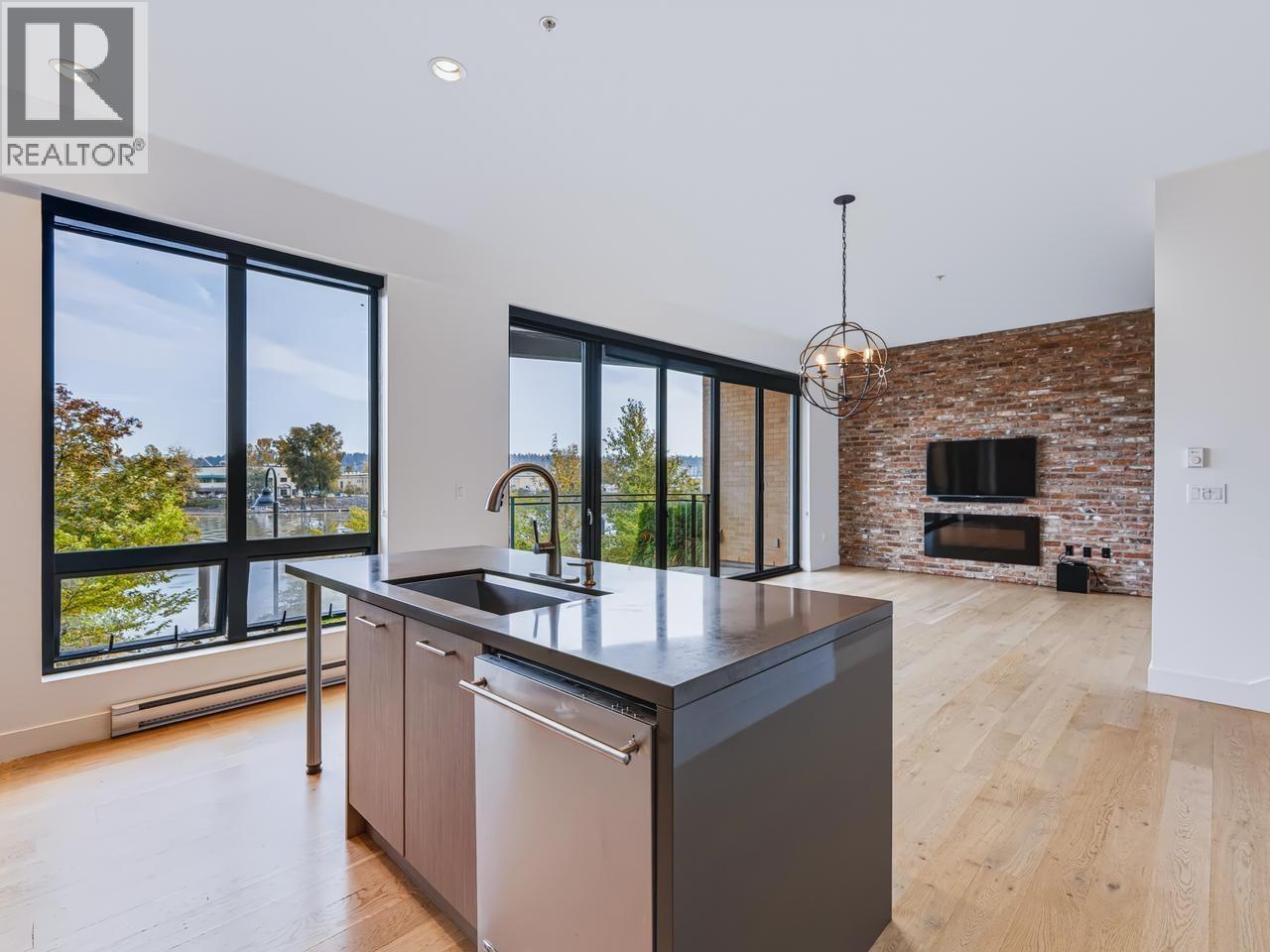 212 220 SALTER STREET, New Westminster - Image 1