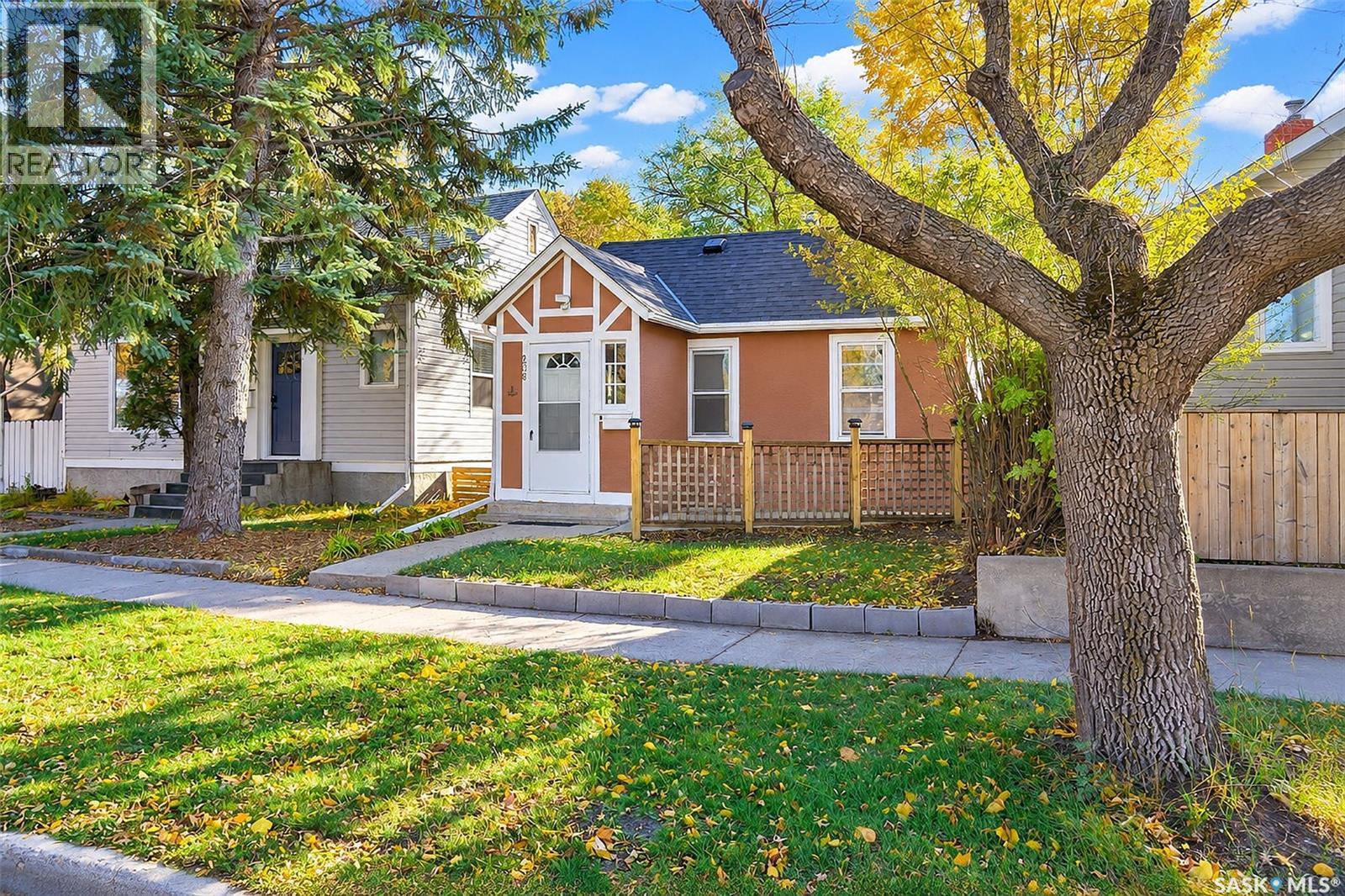 206 4th STREET E, Saskatoon — photo 2